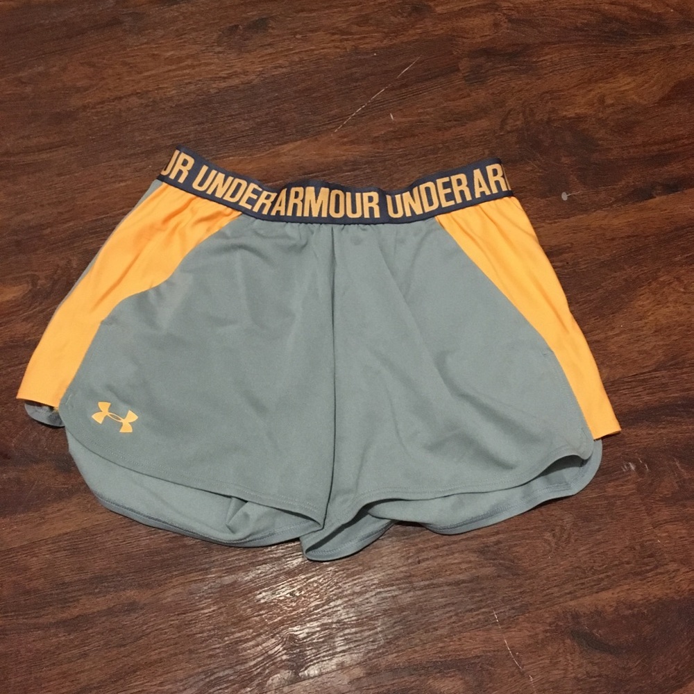 NWOT Under Armour Play-Up Shorts - size small 🧡